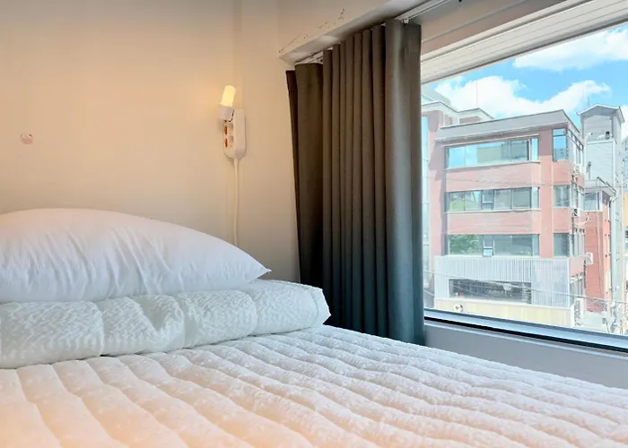 Hongdae Street - Private - Female Only * Seul